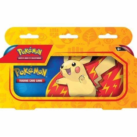 Ce duopack contient 2 boosters Pokémon Écarlate et Violet en français ainsi qu'une Trousse Pokémon à l'effigie de Pikachu, Poussacha, Chochodile et Coiffeton.